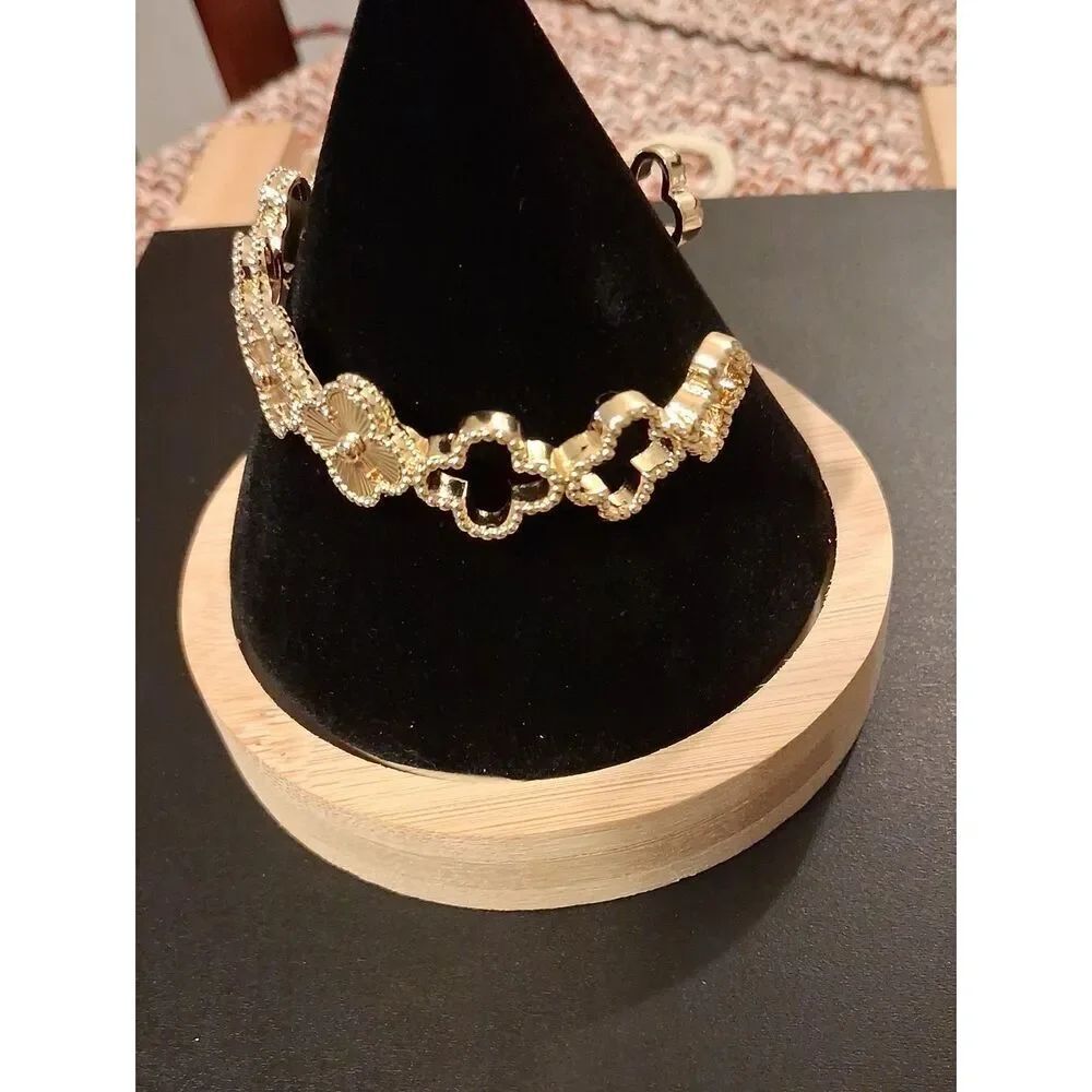 18k GP Clover Bangle New In Box - Picture 2 of 3